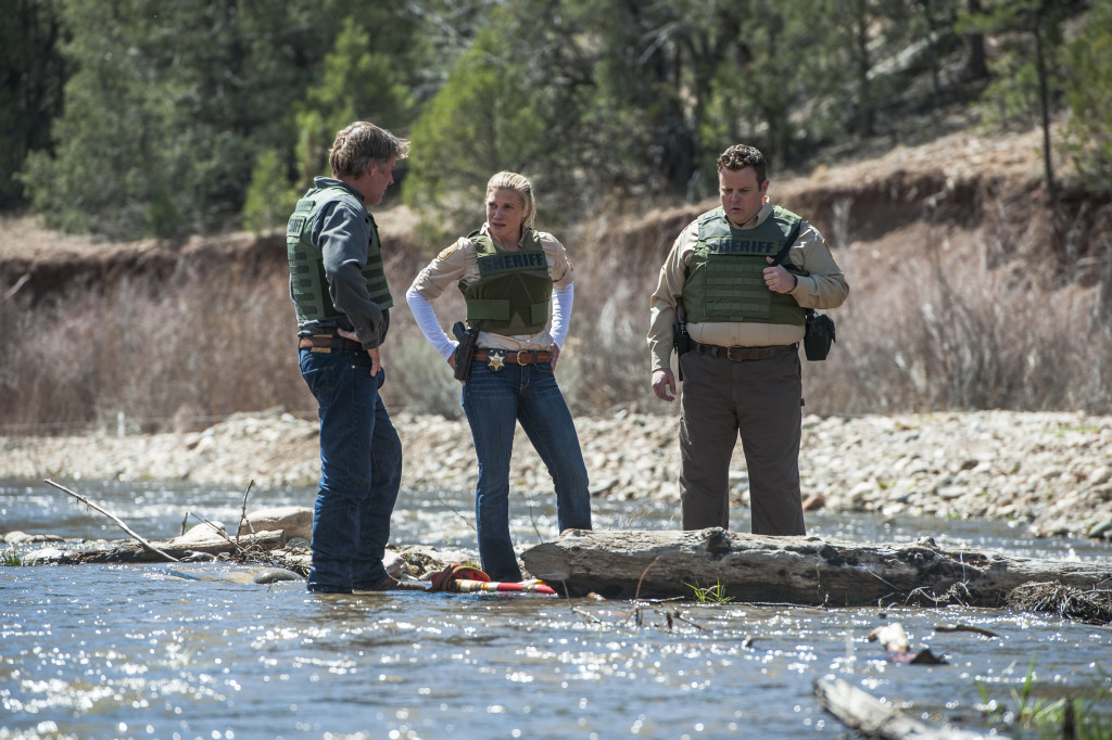 Absaroka County's Sheriff Walt Longmire (Robert Taylor) and his deputies Vic Moretti (Katee Sackhoff) and Ferg (Adam Bartley) investigate a crime scene. Photography: Netflix.